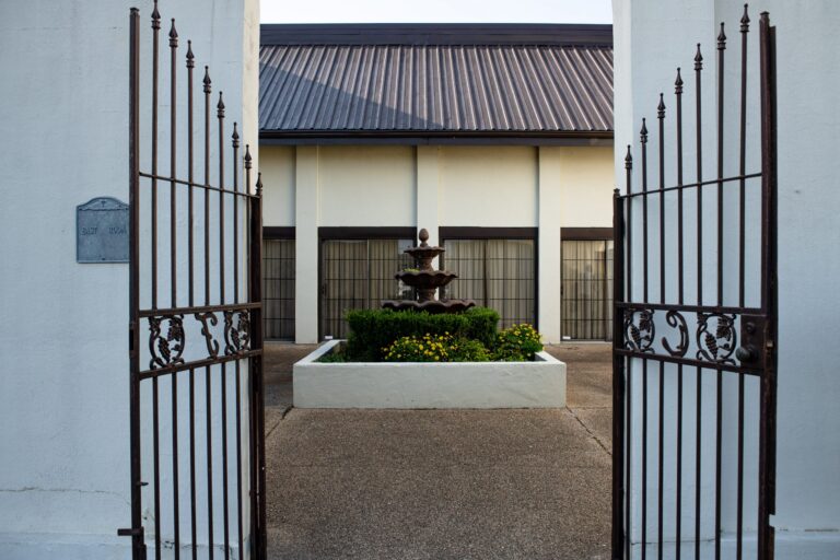 Waterfront Wedding Decor on a Budget: Stylish Yet Affordable Ideas